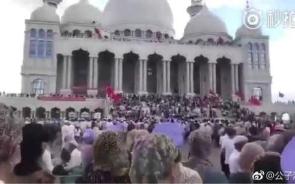 Thousands of Muslims protest demolition of Chinese mosque in rare moment of defiance